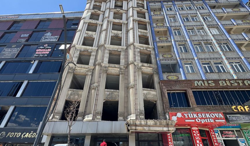 Yüksekova’nın Köklü Otellerinden Zafer Oteli Yıkılıyor
