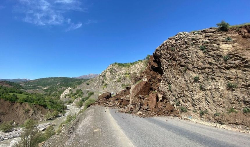 Şemdinli–Derecik Yolunda Heyelan: Yol Kapandı