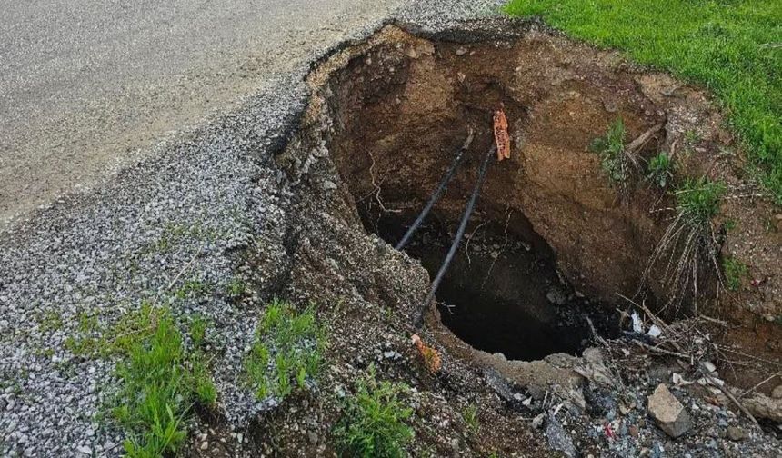 Şemdinli Yolundaki Dev Çukur Tehlike Saçıyor