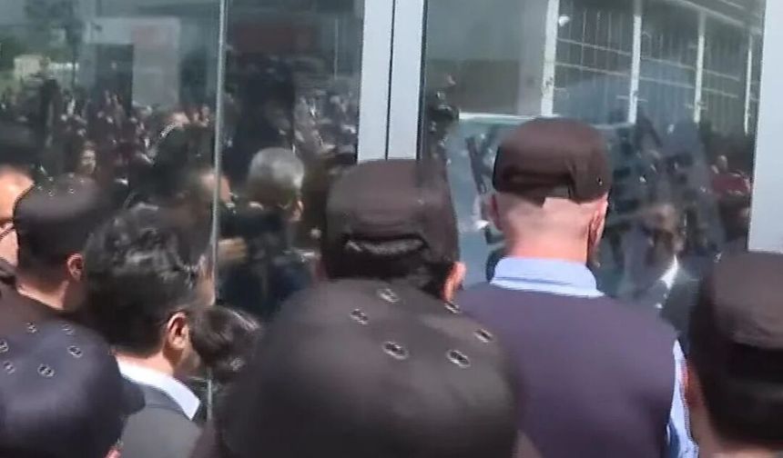 CHP Genel Merkezi'nin tahliyesi için polisler harekete geçti