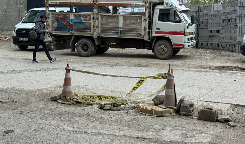 Doğalgaz Çalışması Sonrası Açık Bırakılan Rögar Tepki Çekiyor