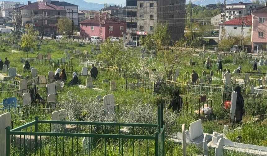 Yüksekova’da Bayramda Vatandaşlar Mezarlıklara Akın Etti
