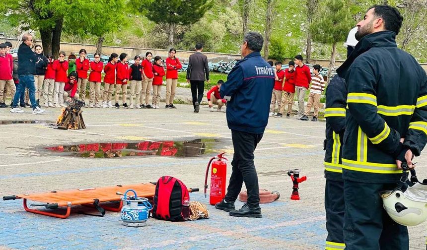 Çukurca’da Öğrencilere Deprem ve Yangın Tatbikatı Verildi