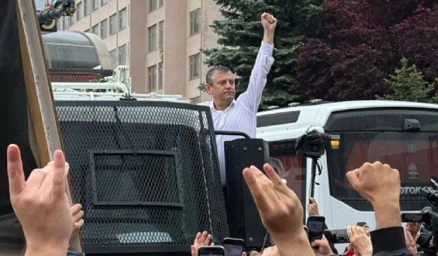 Özgür Özel, TBMM önünden kalabalığa seslendi