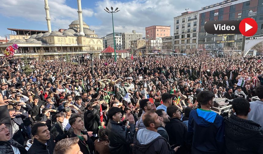 Yüksekova’da Amedspor Coşkusu: Taraftarlar Maçı Dev Ekranda İzliyor