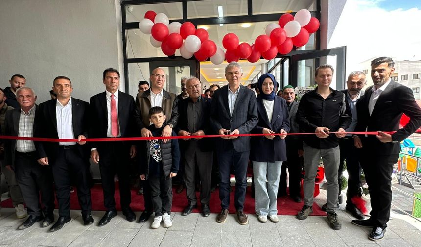 Yüksekova’da “Arya Cafe Bistro” Hizmete Açıldı