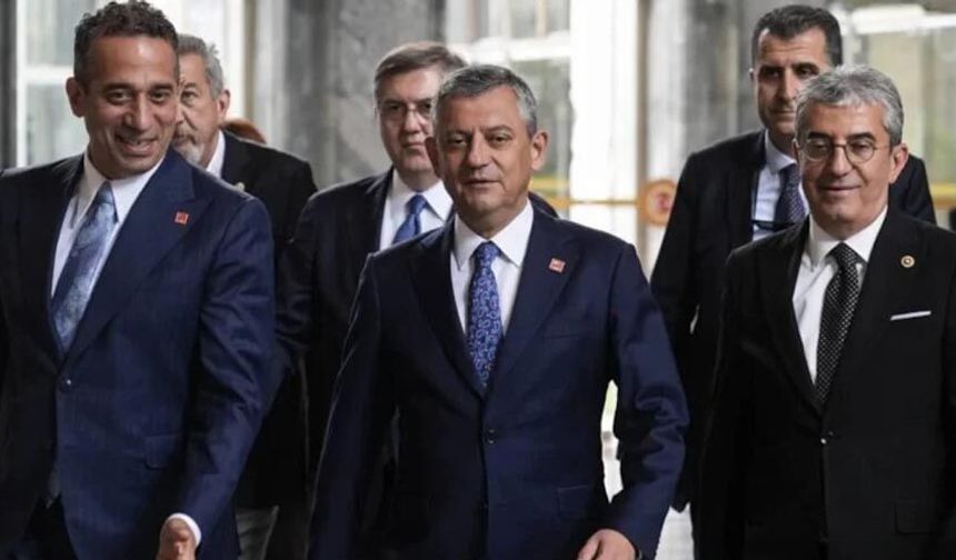 CHP Kurultay'a mı Gidiyor? Özgür Özel'in Ekibi PM'den İstifa Etti