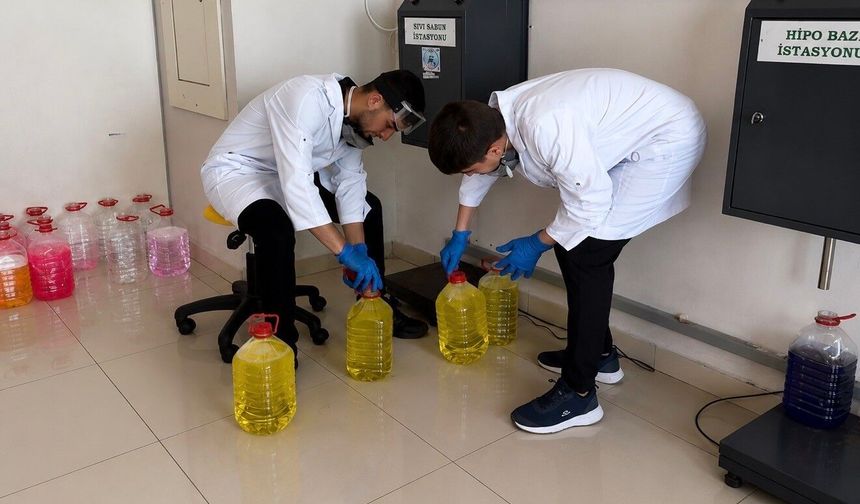 Ağrı’da temizlik ve hijyen ürünleri üreten öğrenciler hem öğreniyor hem kazanıyor