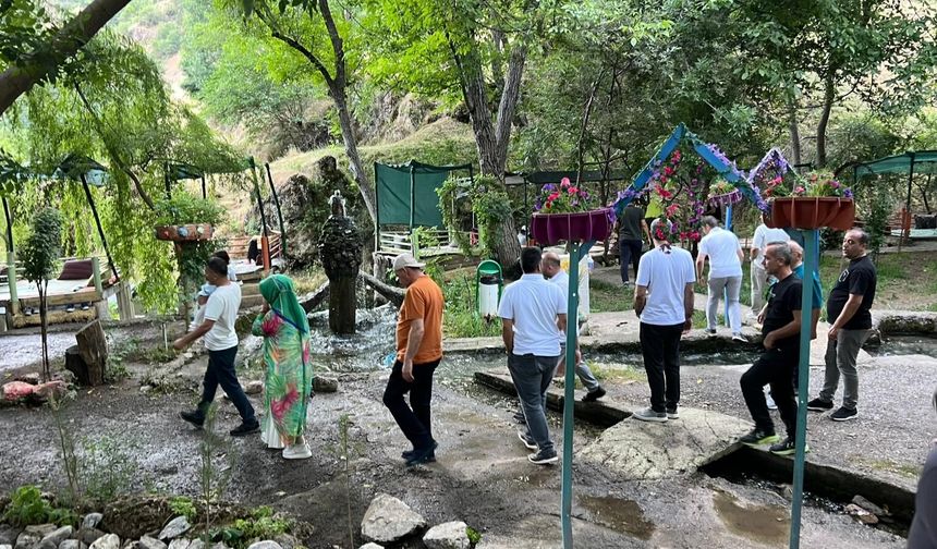 81 ilin öğretmenevi müdürleri Şemdinli’yi gezdi