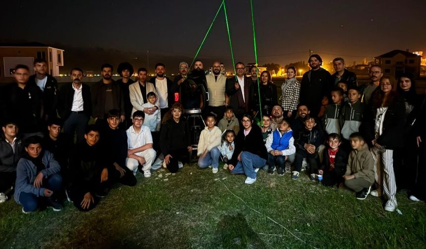 Yüksekova’da bilim meraklıları teleskoplarla gökyüzünü inceledi