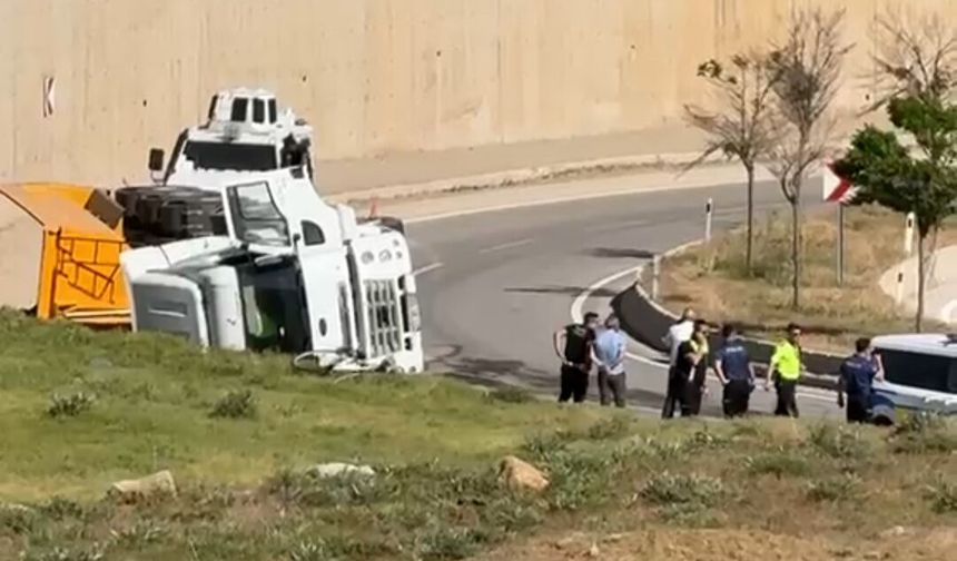 Yüksekova Çevre Yolunda Kamyon Devrildi