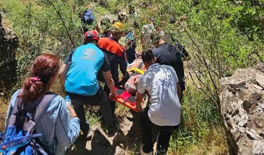 Hakkâri’de kayalıklardan düşen vatandaşı AFAD ve UMKE kurtardı