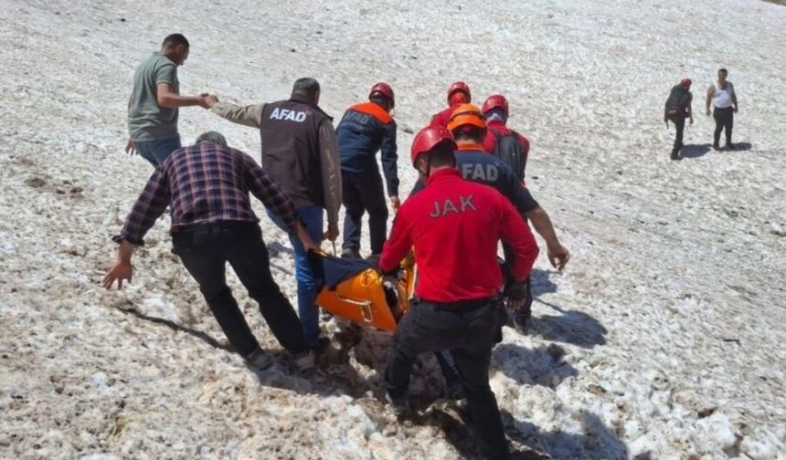 Helil Vadisi’nde ayağı kırılan vatandaş askeri helikopterle kurtarıldı