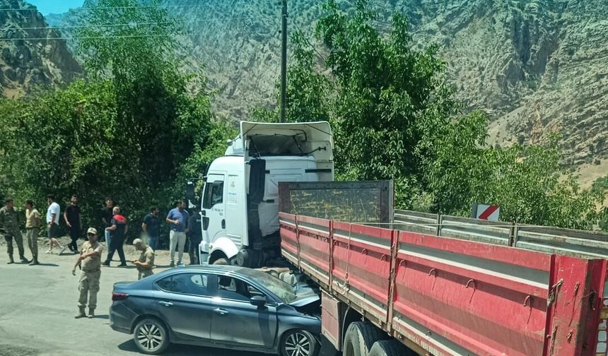 Çukurca'da feci kaza: Otomobil TIR'ın altına girdi, 4 yaralı