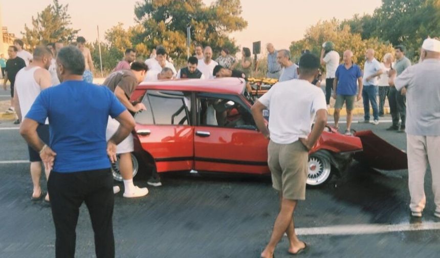 Otomobiller kavşakta çarpıştı: 2 ölü, 3 ağır yaralı