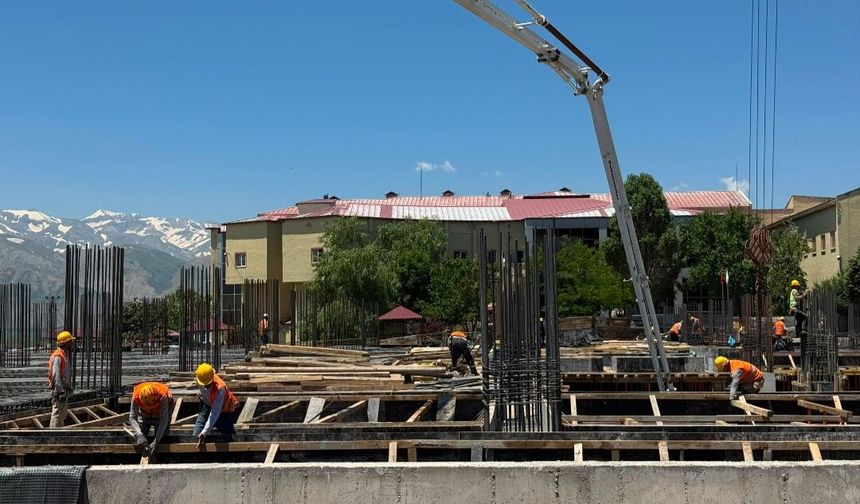 Yüksekova’da 100 Yataklı Devlet Hastanesinin İnşaatı Sürüyor