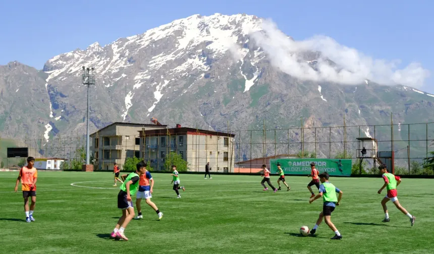 Amedspor’un ‘gelecekteki yıldızları’ Hakkari’de sahaya çıktı