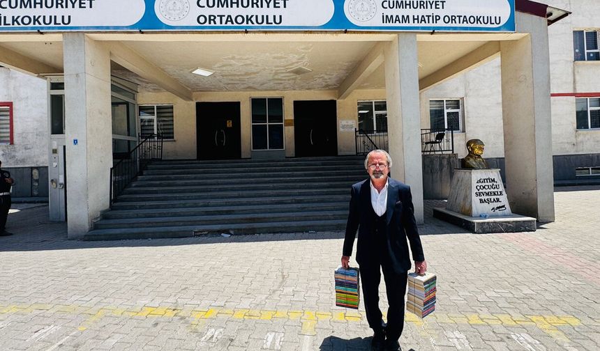 Yüksekova’da Eğitime Gönül Veren Onursal, 3 Bin Kitabı Öğrencilerle Buluşturdu