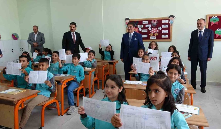 Van’da 275 bin 826 öğrenci karne heyecanı yaşadı
