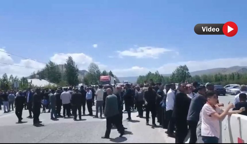 Vatandaşlardan protesto! Van-Hakkari Karayolunu kapattılar