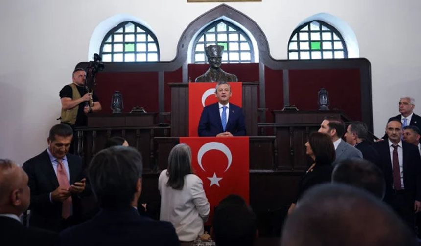 Yeni Parti'nin ilk seçimi: Özgür Özel, genel başkanlığa seçildi