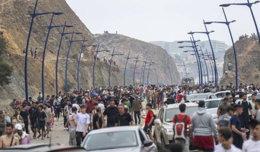 İspanya'da göç krizi büyüyor: 24 saatte 49 binden fazla kişi sınırı aşmaya çalıştı