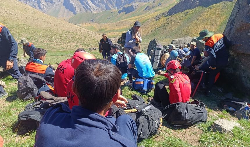 Hakkari'de kayıp dağcı için aramalar ikinci gününde!