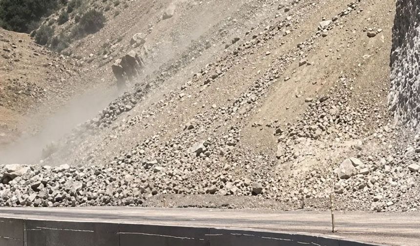 Van-Hakkari Karayolu Heyelanla Kapandı! Ulaşım Durdu