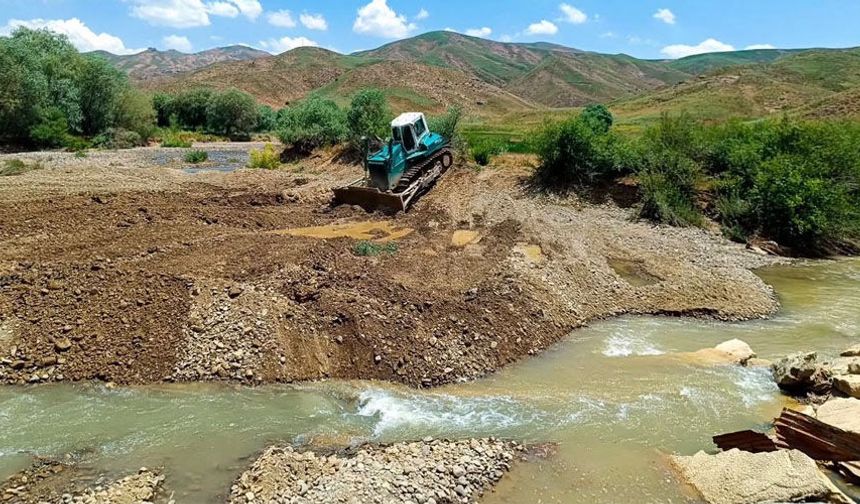 Yüksekova’da taşkın koruma ve dere ıslahı çalışmaları sürüyor