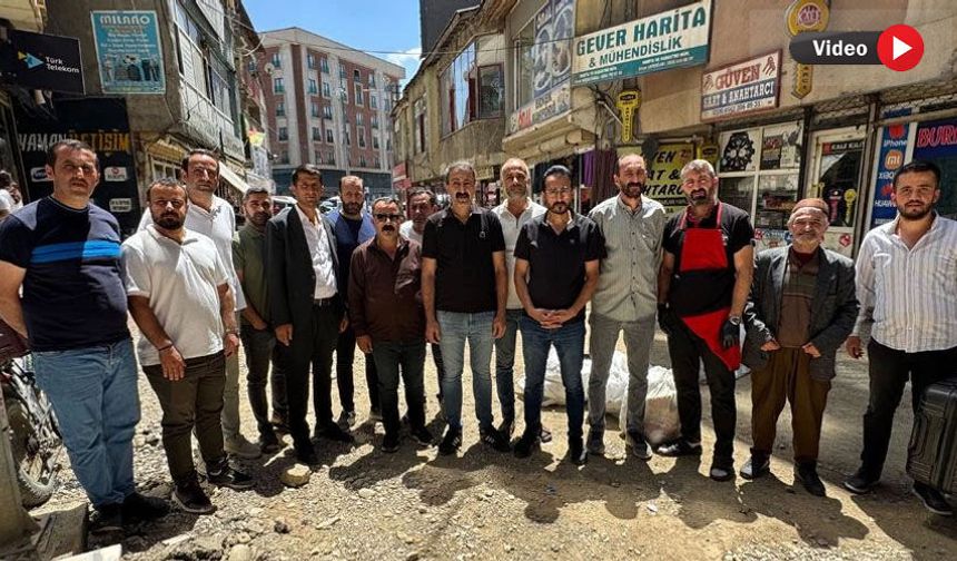 Esnaf asfaltlanmayan yolu trafiğe kapatarak tepki gösterdi