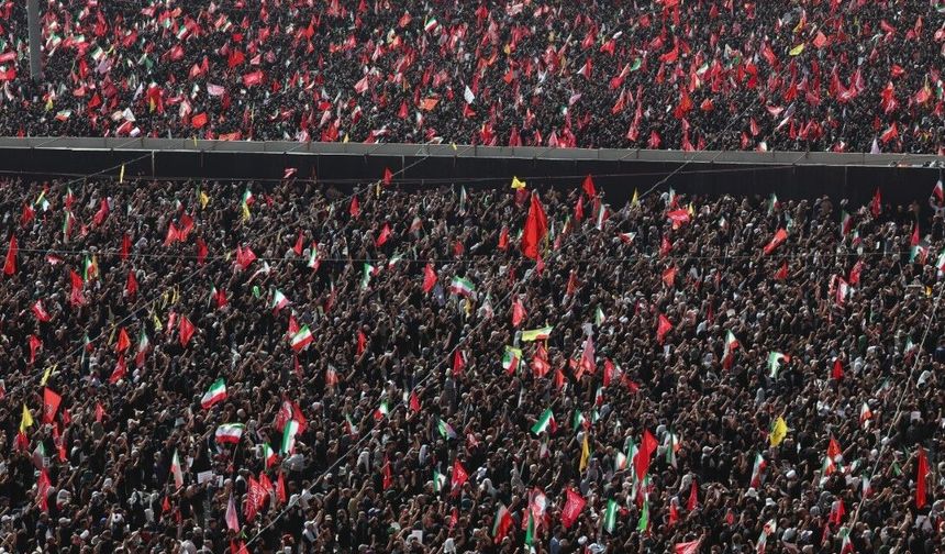 İran’da binlerce kişi Hamaney’in cenaze töreni için toplandı