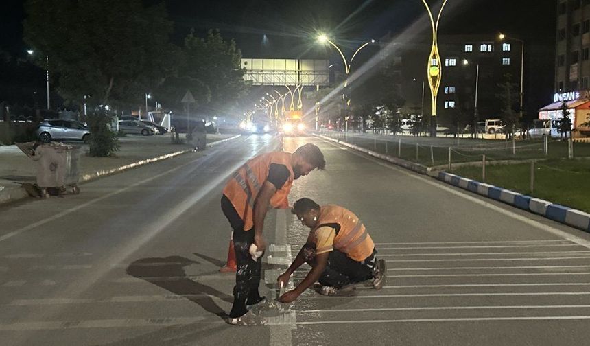 İpekyolu Caddesi’nde trafik güvenliği için şerit çizgileri yenileniyor