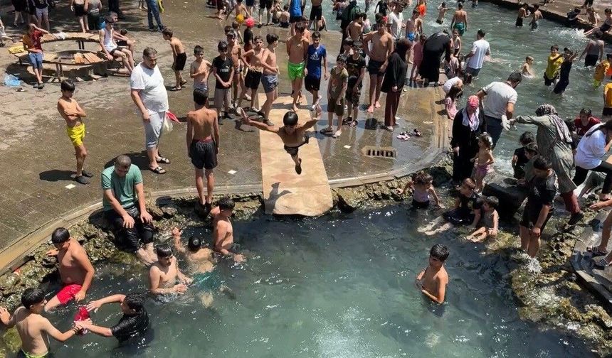 Kavurucu sıcaktan soluğu süs havuzunda aldılar