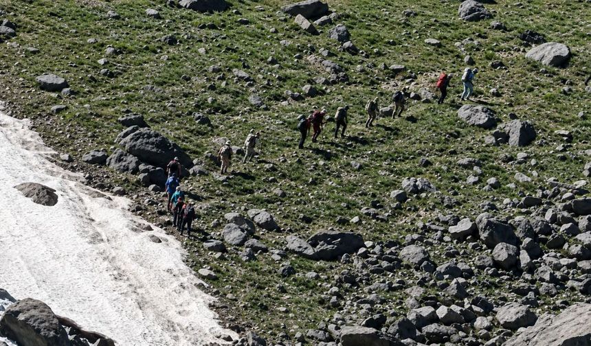 Hakkari'de Kayıp Dağcıyı Bulmak İçin çalışmalar sürüyor