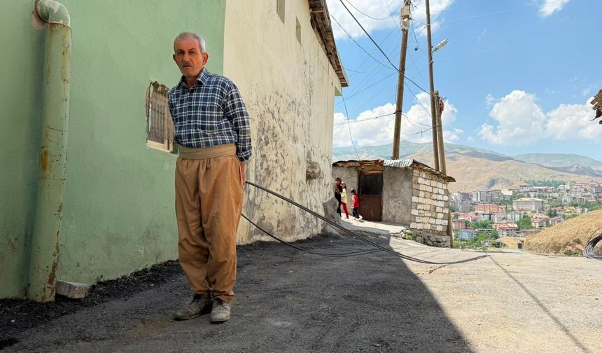 Hakkari'de 65 yaşındaki vatandaşın yol mücadelesi