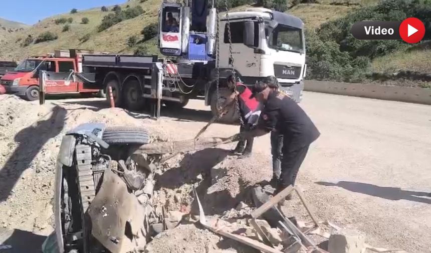 Hakkari-Van Karayolu'nda Otomobil Devrildi: 3 Yaralı