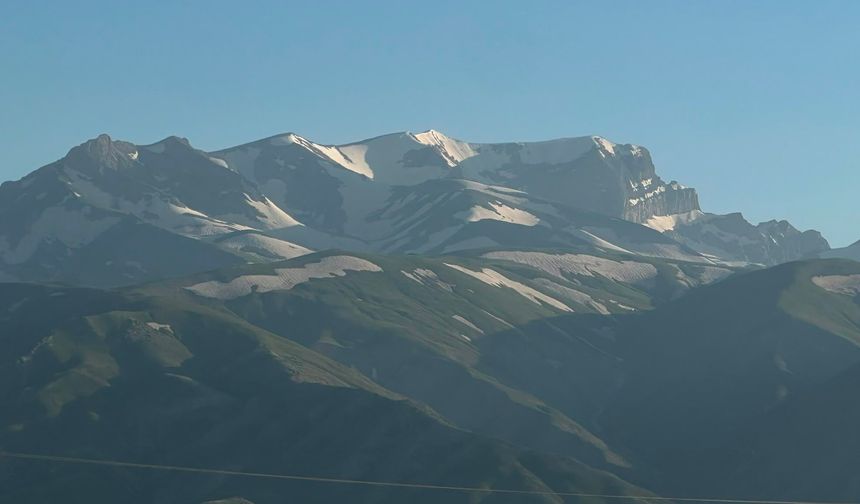 Yüksekova’nın heybetli Cilo Dağı 12 ay boyunca kar yığınlarını barındırıyor