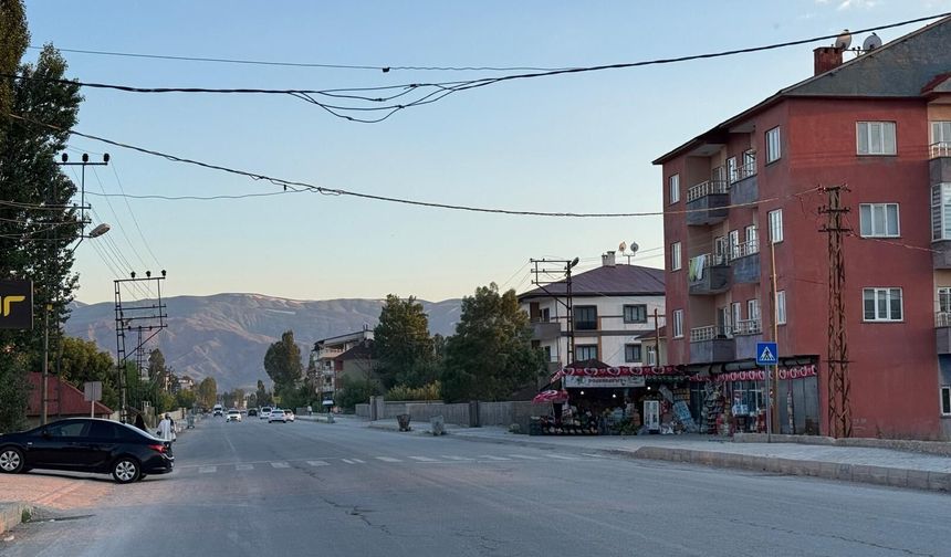 Elektrik telleri sürücüler ve yayalar için risk oluşturuyor