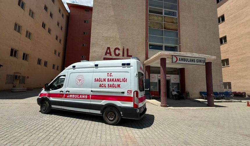 Hakkari'de Bıçaklı Kavga: 17 Yaşındaki Genç Ağır Yaralandı