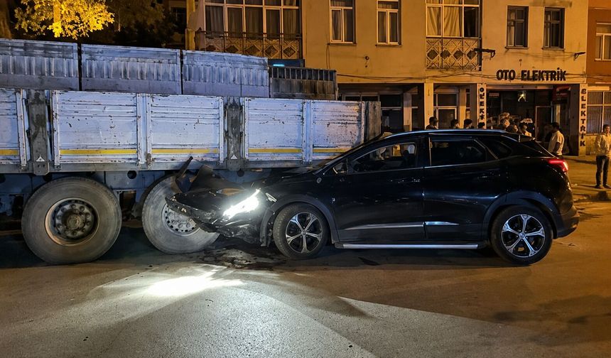 Hakkari'de otomobil park halindeki tırın altına girdi: 4 yaralı