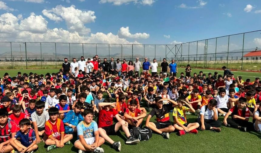 Yüksekova Belediyesi Ücretsiz Yaz Spor Okulu Eğitimleri Başlıyor