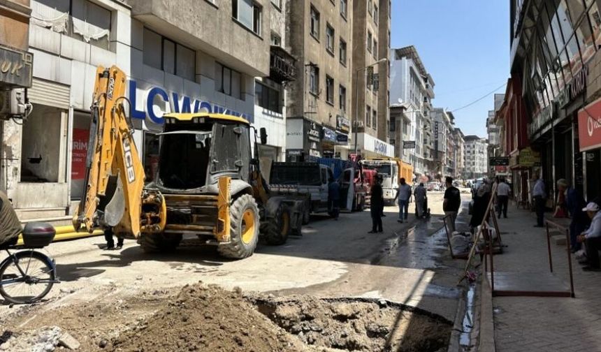 Yüksekova'da Doğalgaz Ağı Genişliyor: İki Mahallede Çalışmalar Başladı