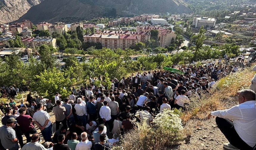 Hakkari'deki trafik kazasında yaşamını yitiren genç son yolculuğuna uğurlandı