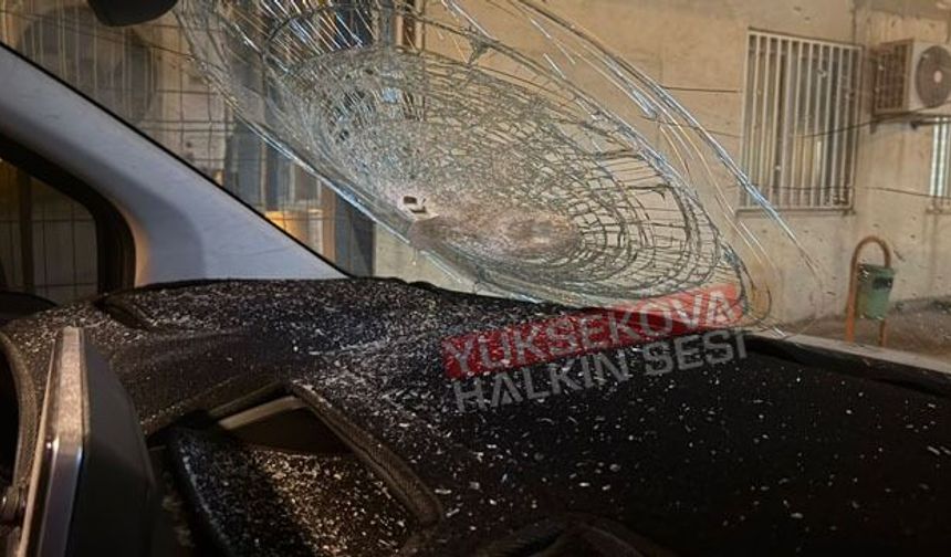Hakkari-Van karayolunda kaya kabusu: Ön cam parçalandı, 2 kişi yaralandı