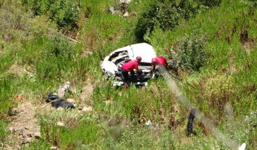 Otomobil uçuruma yuvarlandı: 5 kişi hayatını kaybetti