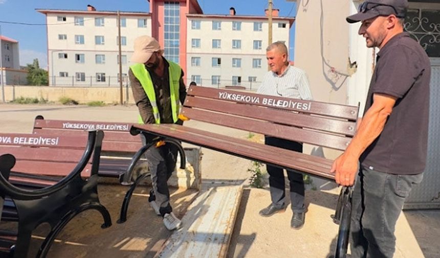 Yüksekova Belediyesi'nden Devlet Hastanesine Oturma Bankı Desteği