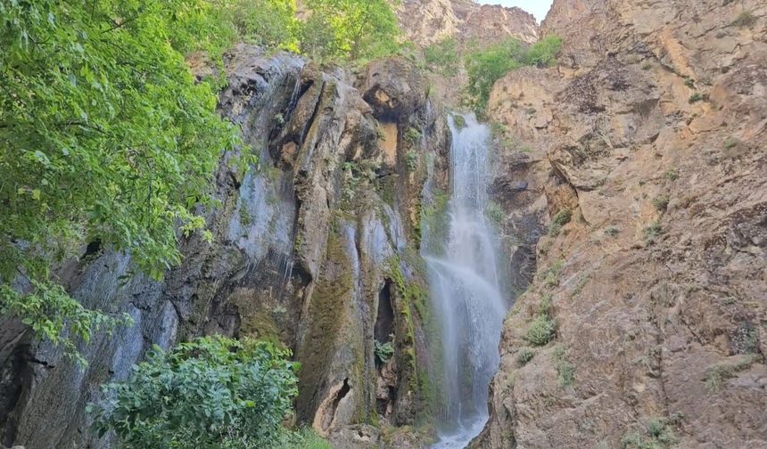 Hakkari’deki Ava Ore Şelalesi mest ediyor