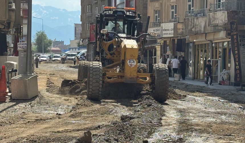 Yüksekova’da asfalt serimi öncesi çalışmalar devam ediyor