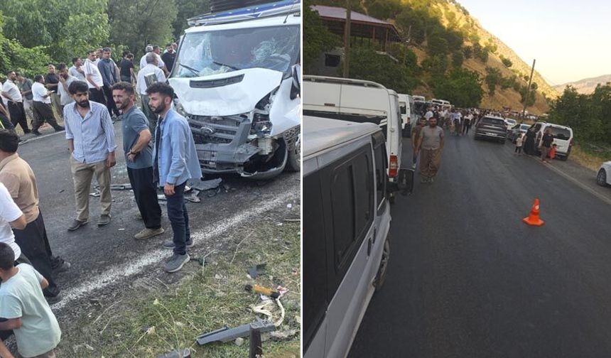 Hakkari’de Midibüs ile Kamyonet Kafa Kafaya Çarpıştı: 1’i Ağır 5 Yaralı