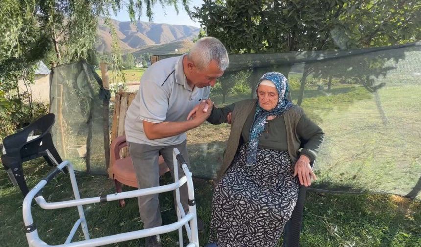 Yüksekova’da 20 Yıllık Vefa: Annesinin eli ayağı oldu